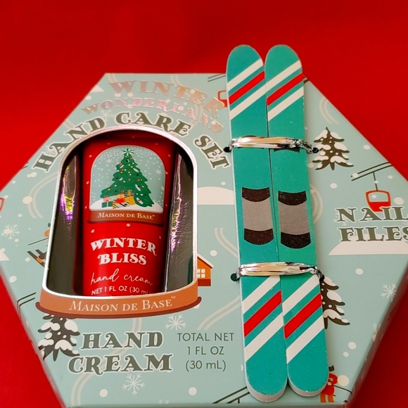 🎄NIB🎄: WINTER❄️ WONDERLAND🎿 ❄️HANDCARE SET - Picture 4 of 6